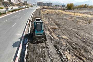 اجرای عملیات جدول گذاری و خاکبرداری معابر بلوار نظام مهندسی در ساماندهی و بهسازی معابر